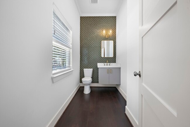 Building Photo - 1015 W 24th St