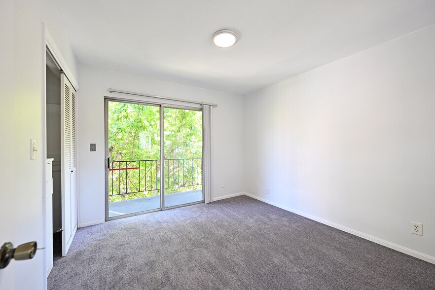 Building Photo - 11063 Ohio Ave