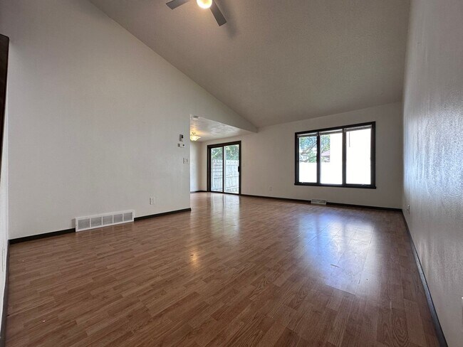 Building Photo - 430 E 1st Ave
