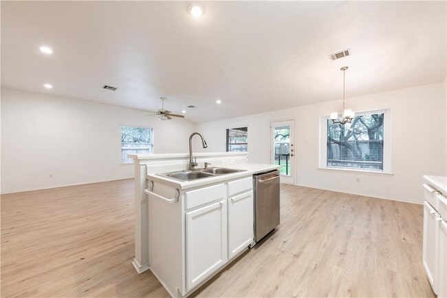 Building Photo - 1018 Balanced Rock Pl