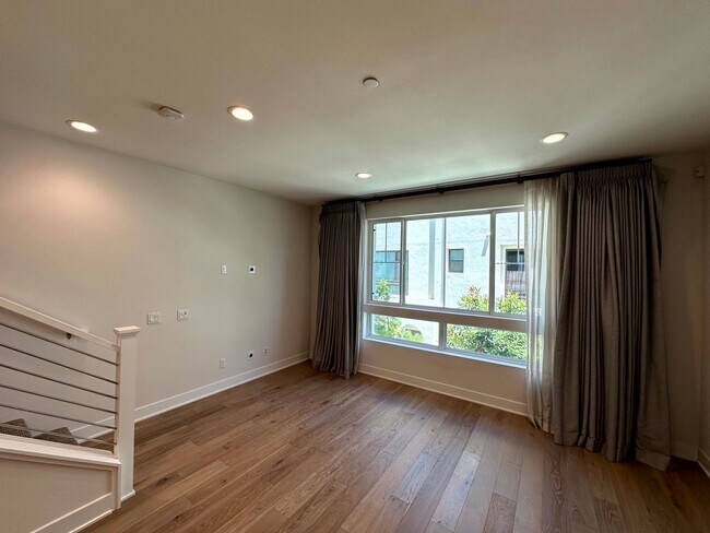 Building Photo - Fantastic 3 Story Townhome - 2 bedrooms - ...
