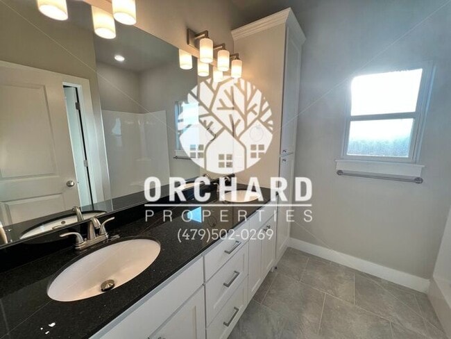 Building Photo - Garrison | Duplex in Siloam Springs!