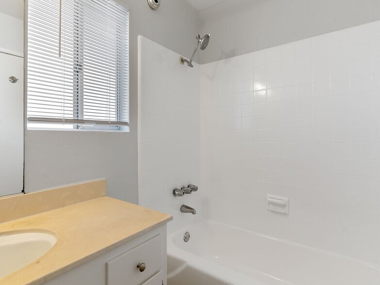 Building Photo - 425 Gaviota Ave