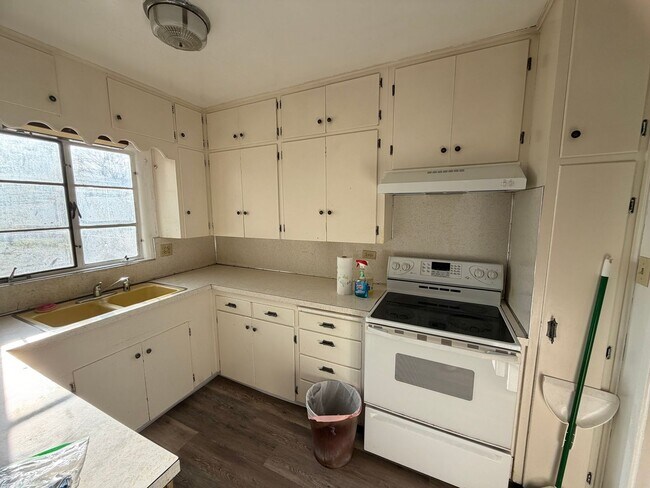 Building Photo - 3 Bedroom Home w/Large Backyard