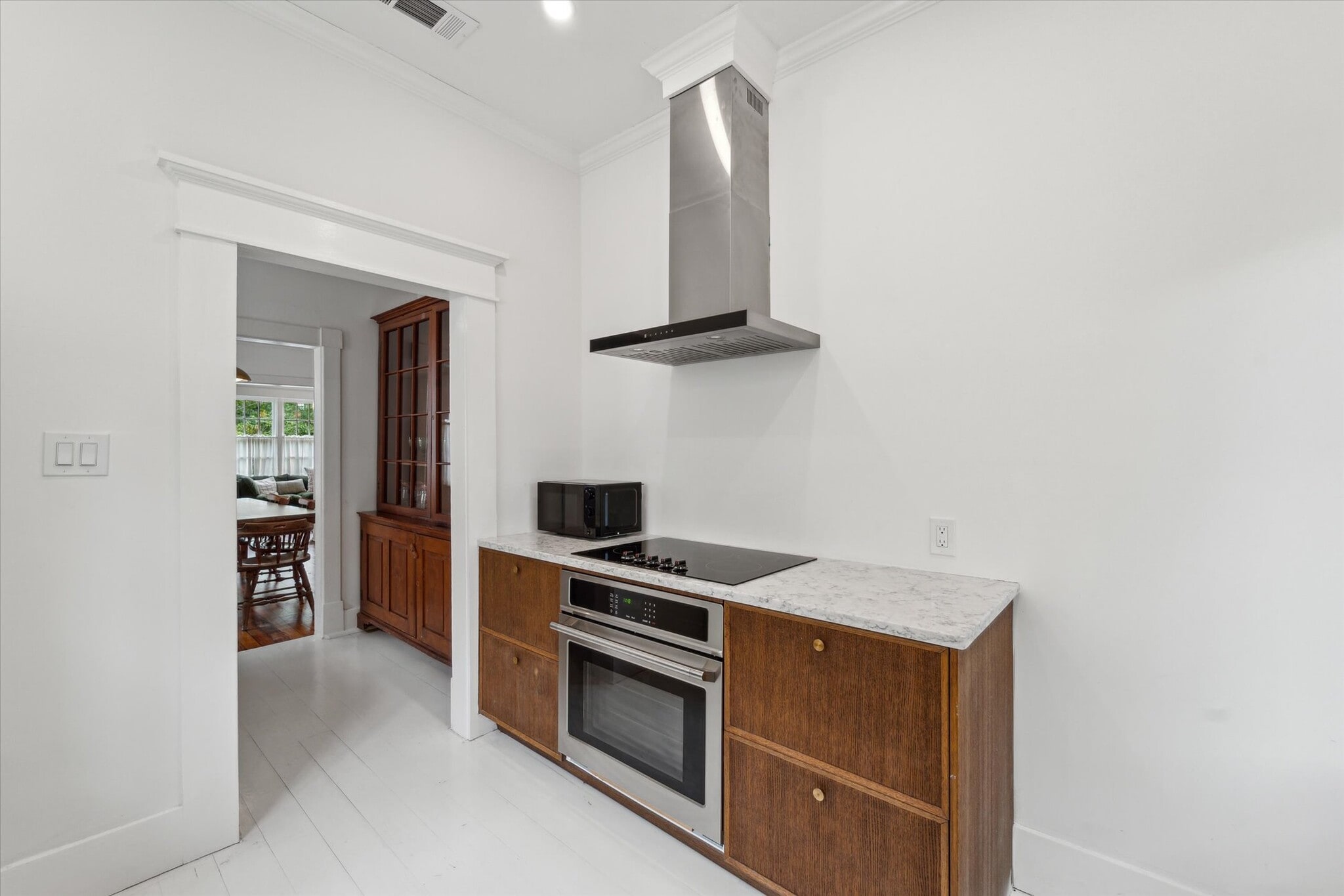 Building Photo - 211 W 40th St
