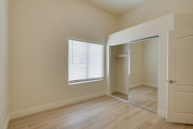 Building Photo - Charming 3 Bedroom Rental with Fireplace, ...