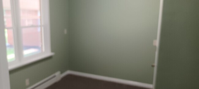 Building Photo - Lovely brick ranch in Millersburg!