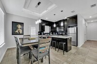 Building Photo - 708 E La Cantera Ave