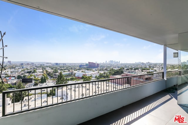 Building Photo - 1100 Alta Loma Rd