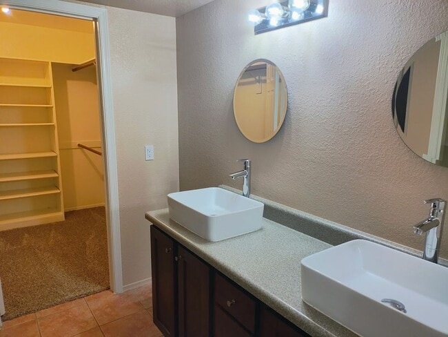 Building Photo - 951 N Camino Seco