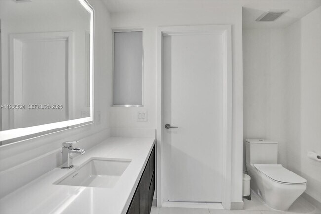 Building Photo - 851 NE 1st Ave