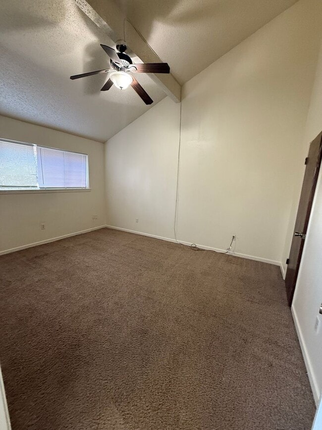 Building Photo - 3bd 2BA Townhouse