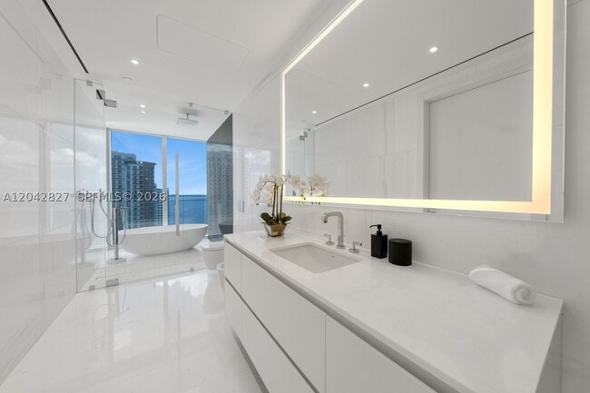 Building Photo - 300 Biscayne Blvd