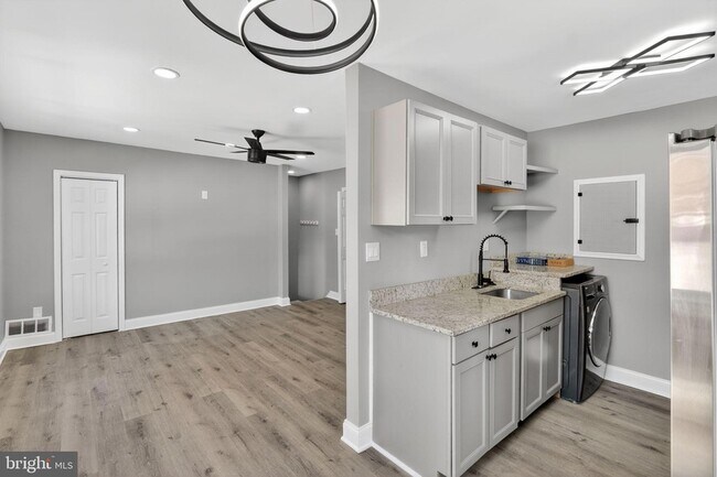 Building Photo - 146 Joliet St