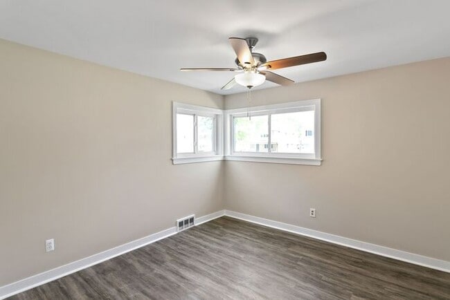 Building Photo - Spacious Remodeled Unit Accepting Section - Great Location!