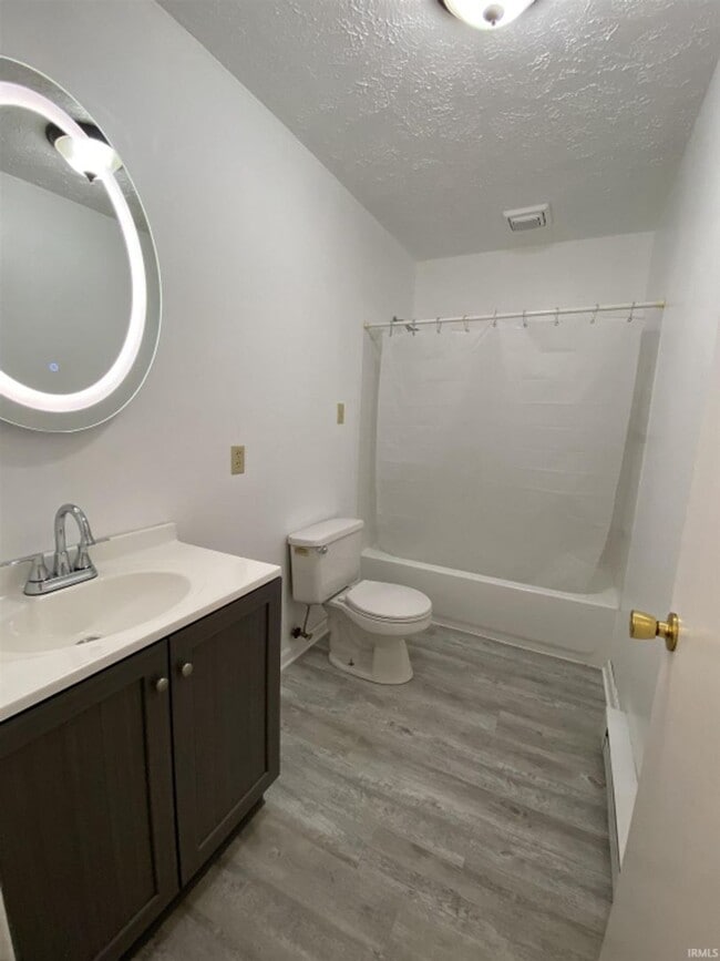 Building Photo - Duplex/ 2 -2 bedroom 1 bath with detached garage