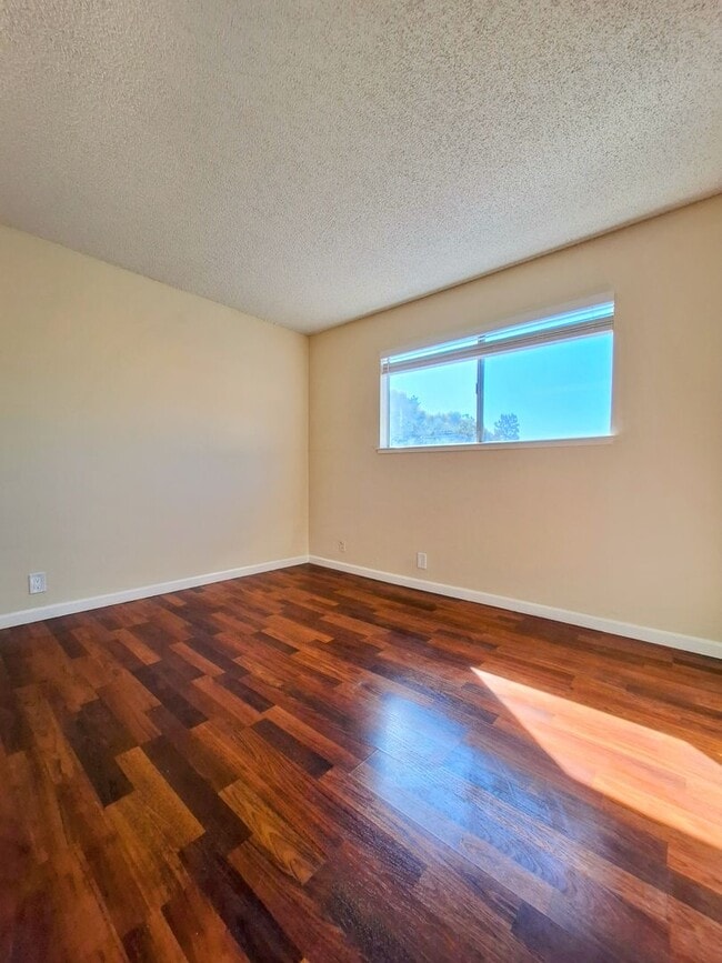 Building Photo - Beautifully Remodeled Second Floor Condo A...