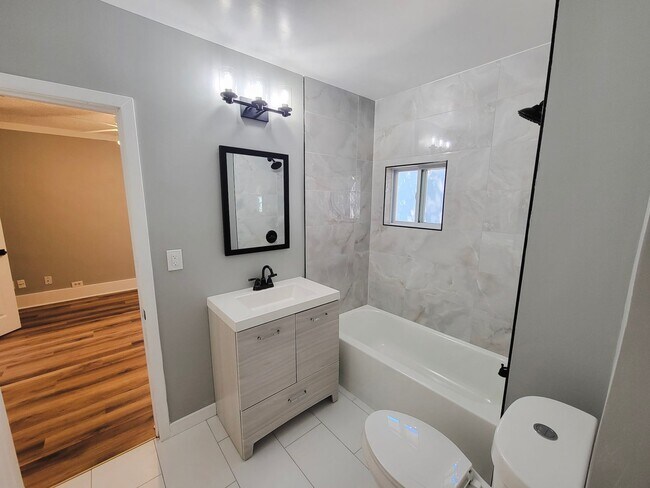 Building Photo - 2 bedroom 1 bath Berkley Apartment for rent