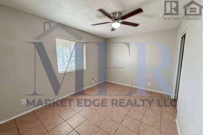 Building Photo - 4Bed/3Bath House at Broadway/Mill Ave! $199 MOVE-IN SPECIAL! Ready for Immediate Move-In! -- RV GATE