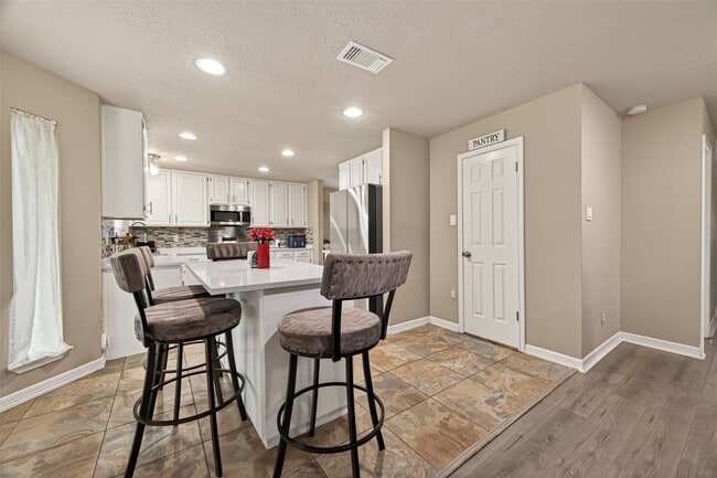Building Photo - 12110 Essenbruk Dr
