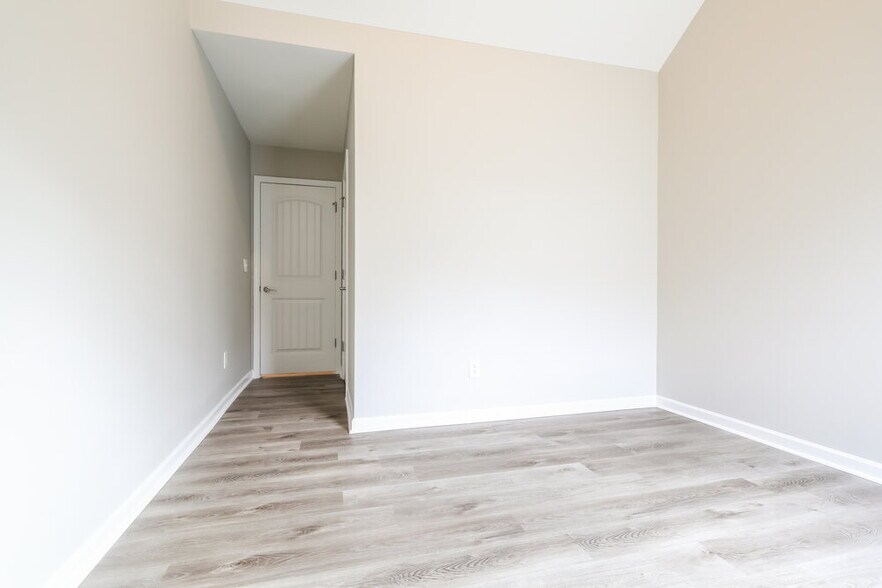 Building Photo - 2427 Oakleaf Cir