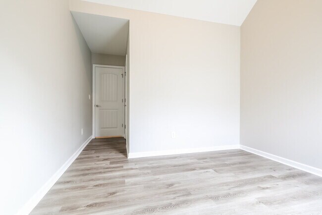 Building Photo - 2427 Oakleaf Cir