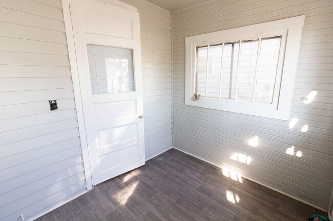 Building Photo - Very Large 1 Bed / 1 Bath