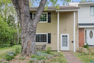 Building Photo - 118 Woodlake Dr