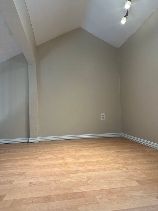 Building Photo - Renovated 2 Bed, 2 Bath Condominium in Gated Community