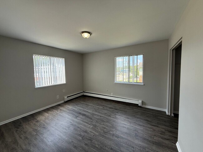 Building Photo - 3 Bed 1.5 Bath Townhome  in Wyoming