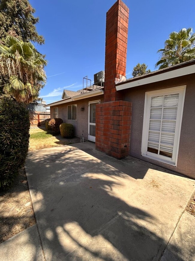 Building Photo - Cute home for rent in Visalia!