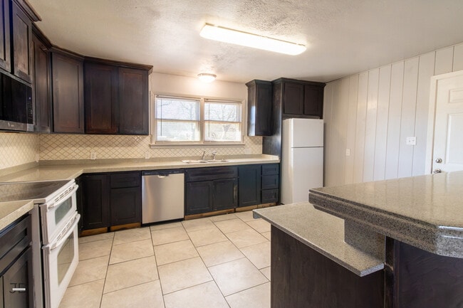 Building Photo - 6745 Southwest Pkwy