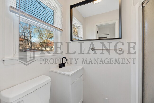 Building Photo - 900 N Brownthrush Ln