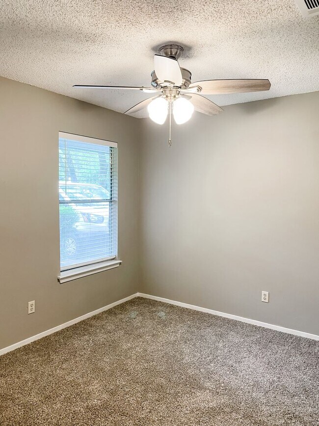 Building Photo - Pet Friendly 3/2 on Shady Fenced Lot w/ Fi...