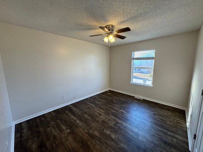 Building Photo - short term lease available