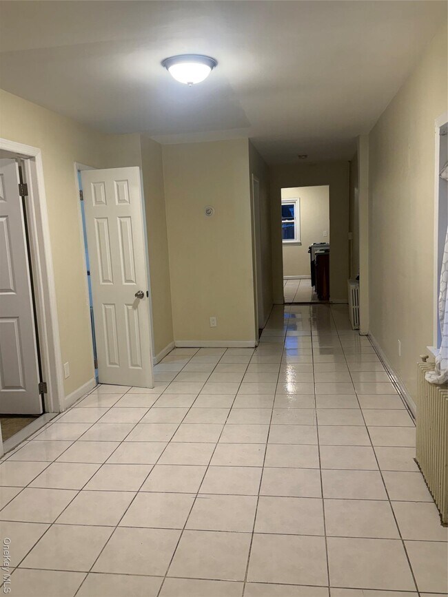 Building Photo - 33 Kingston Ave