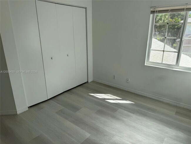 Building Photo - 2066 Madeira Dr