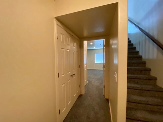Building Photo - LARGE TOWNHOME AVAILABLE FOR RENT!