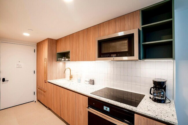 Building Photo - 601 NE 1st Ave