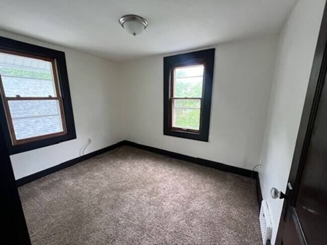 Building Photo - Spacious 4-Bedroom Home