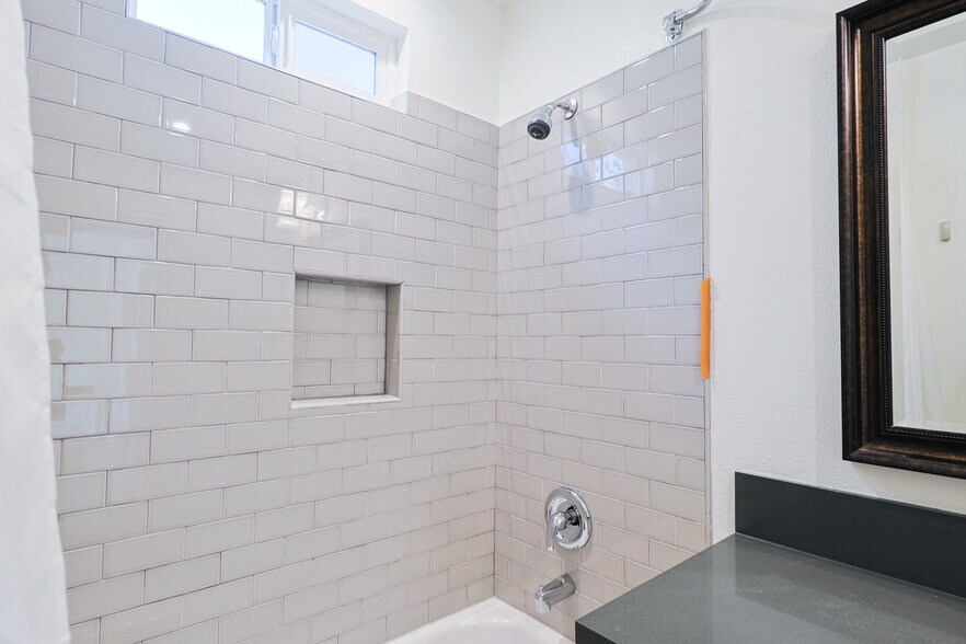 Building Photo - 844 N Lima St