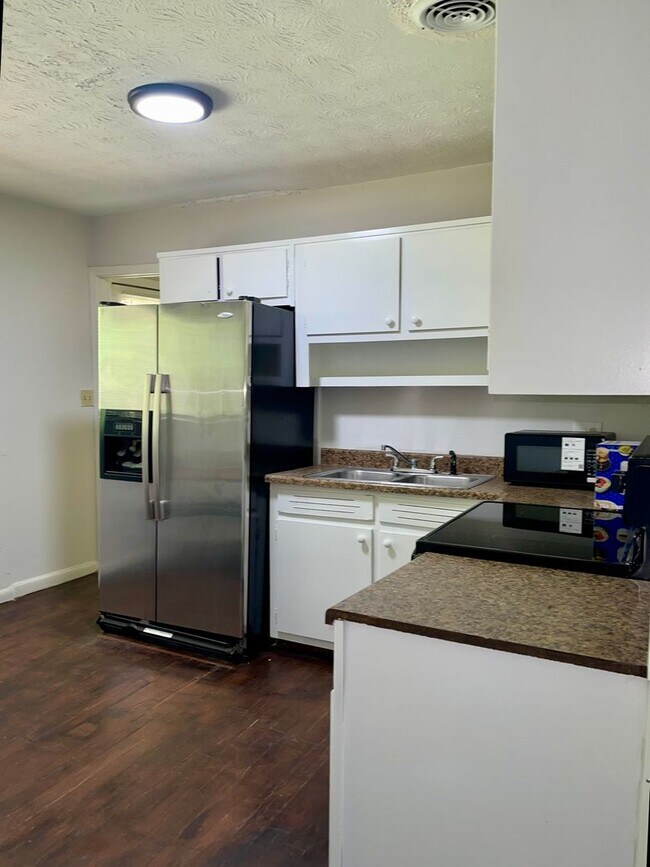 Building Photo - Fully Furnished Short Term Rental Home!