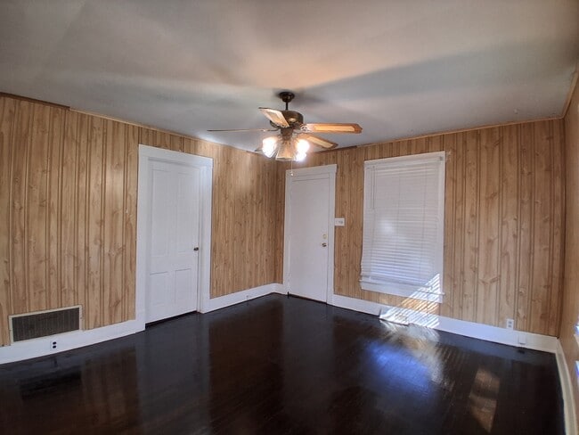 Building Photo - 206 W 7th St