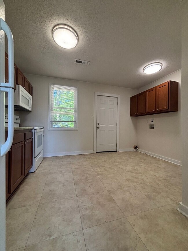 Building Photo - Duplex on Davis