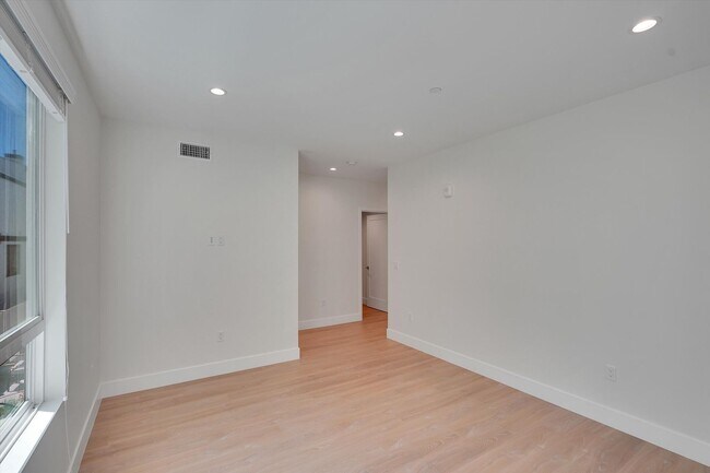 Building Photo - Riverside 4 Lease