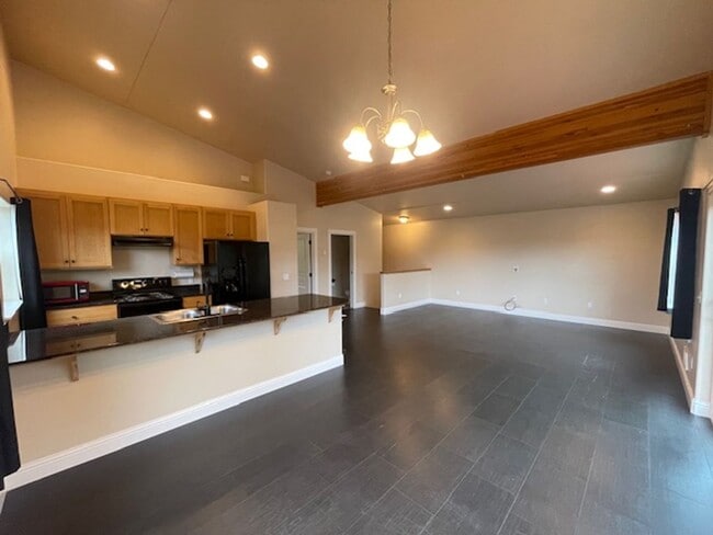 Building Photo - 2165