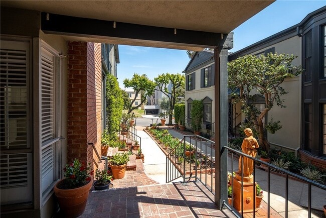 Building Photo - 1241 S Beverly Glen Blvd