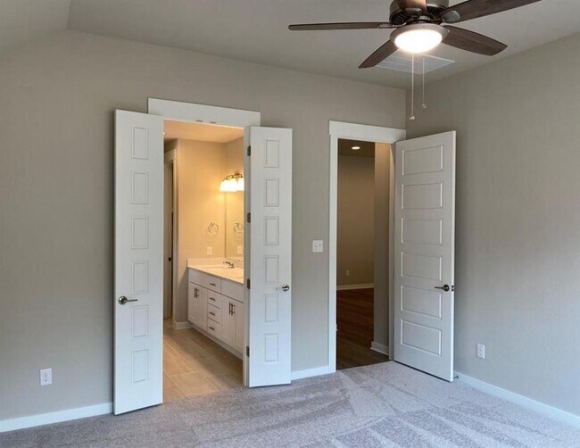Building Photo - 124 Saturnia Dr