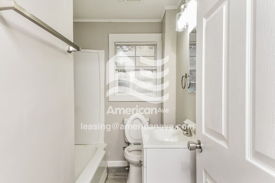 Building Photo - 613 Chesnut St