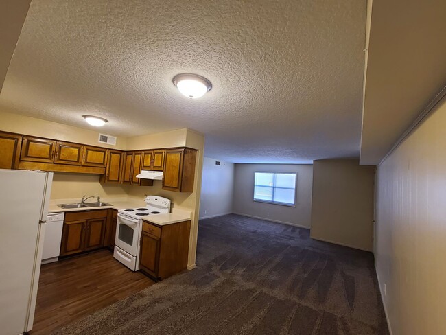 Building Photo - Large Two Bedroom Apt